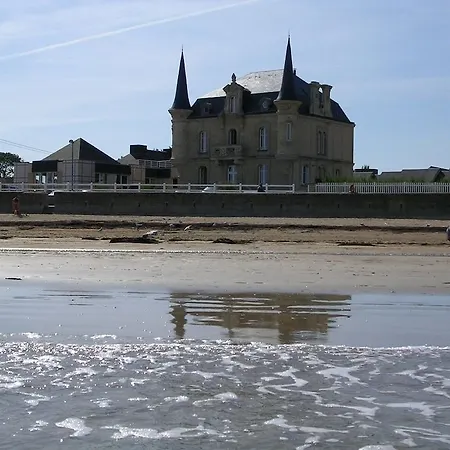 Les Tourelles Village De Asnelles